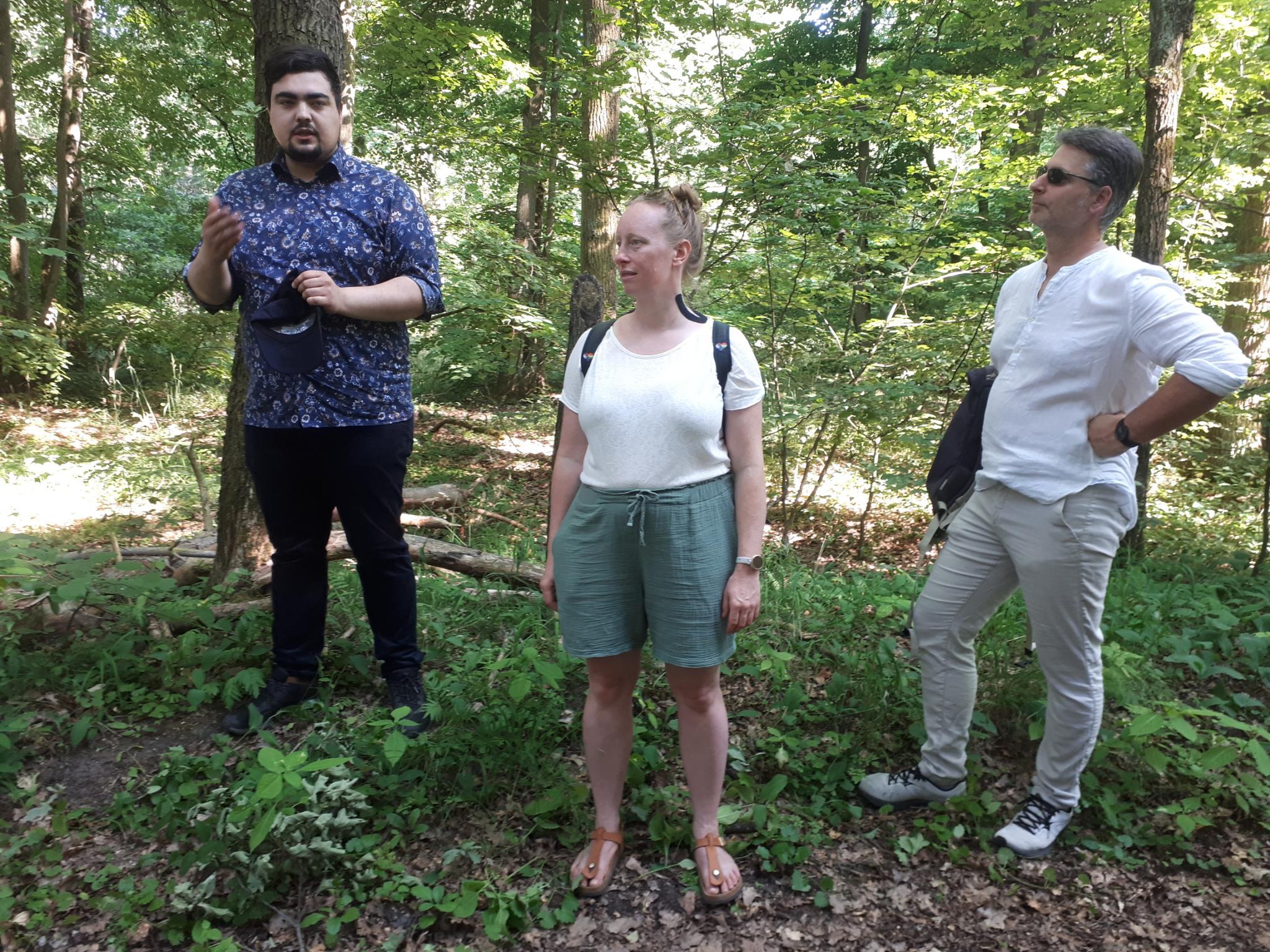 Von links nach rechts: MdB Niklas Wagener, Bezirkstagskandidatin und Feuerwehrfrau Eva-Maria Stöcklein sowie Landtagskandidat und Professor für Pädagogische Psychologie Prof. Dr. Wolfgang Lenhard in den Sandfluren zwischen Volkach und Schwarzach a.Main. Foto: Christa Büttner